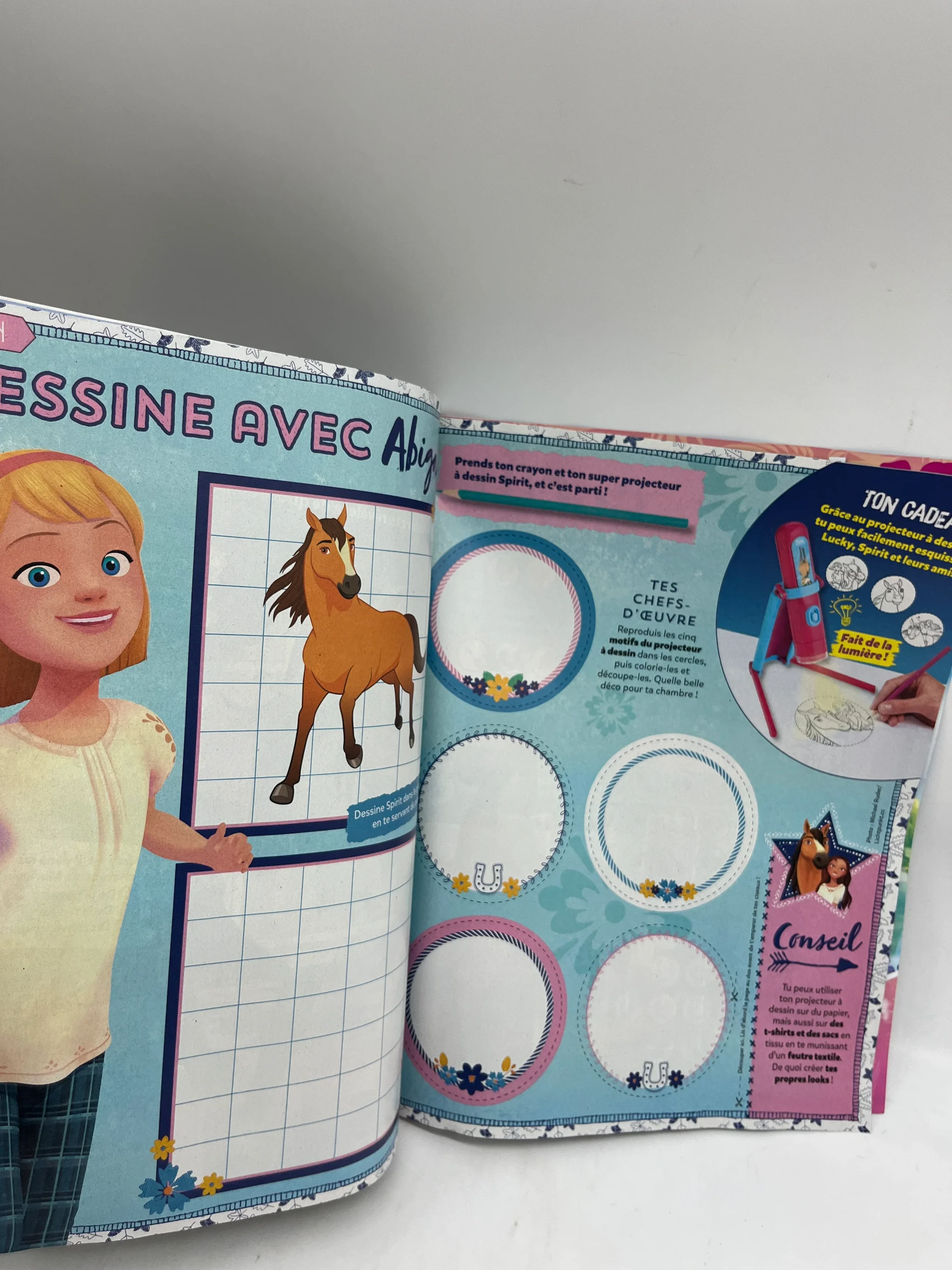 Livre d’activité Magazine Spirit avec sa lampe de dessin spécial chevaux Neuf – Image 6