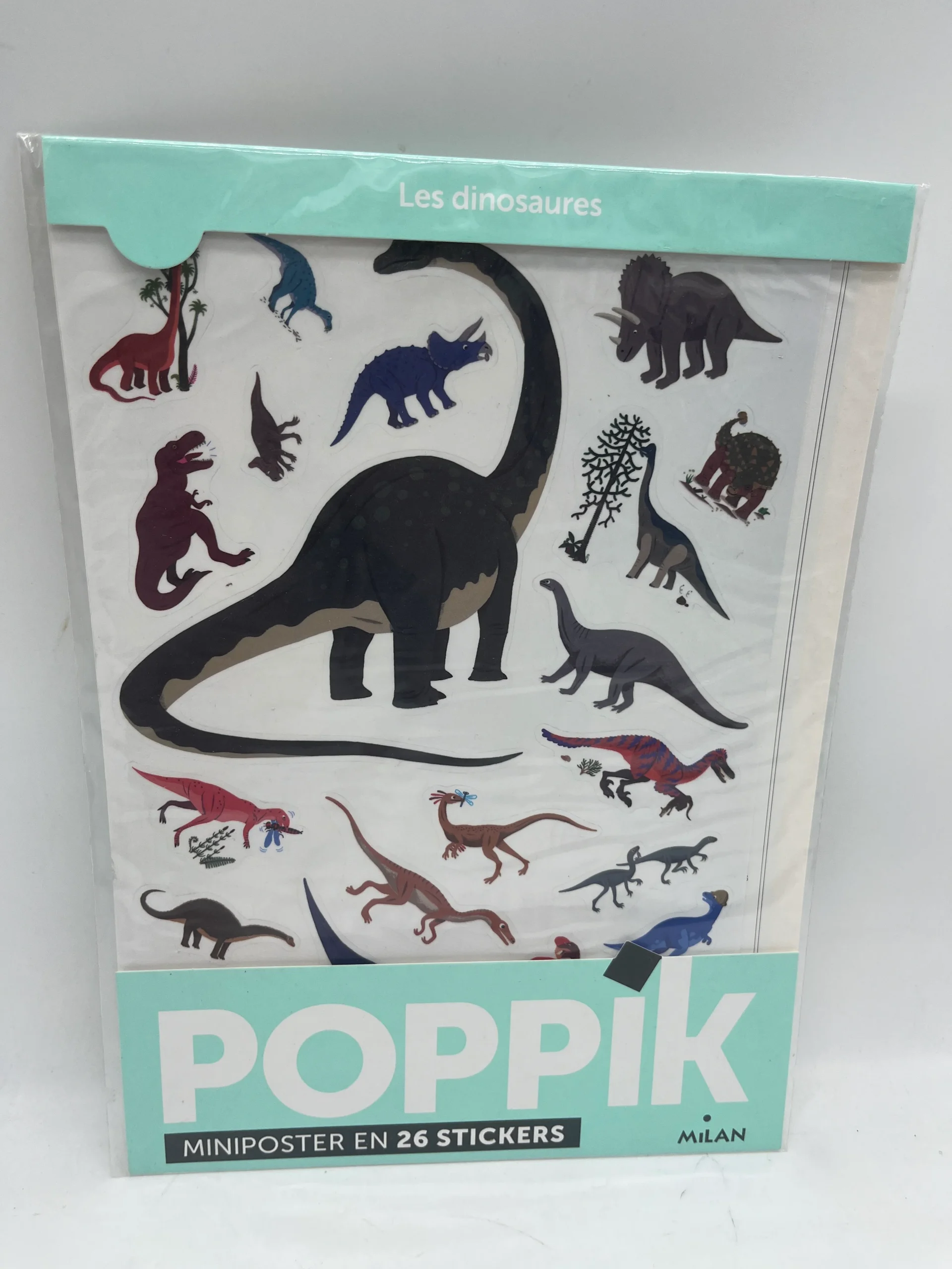Poppik activités stickers Poster avec 26 gommettes thème Les Dinosaures Neuf Dino sous blister édition Milan – Image 2