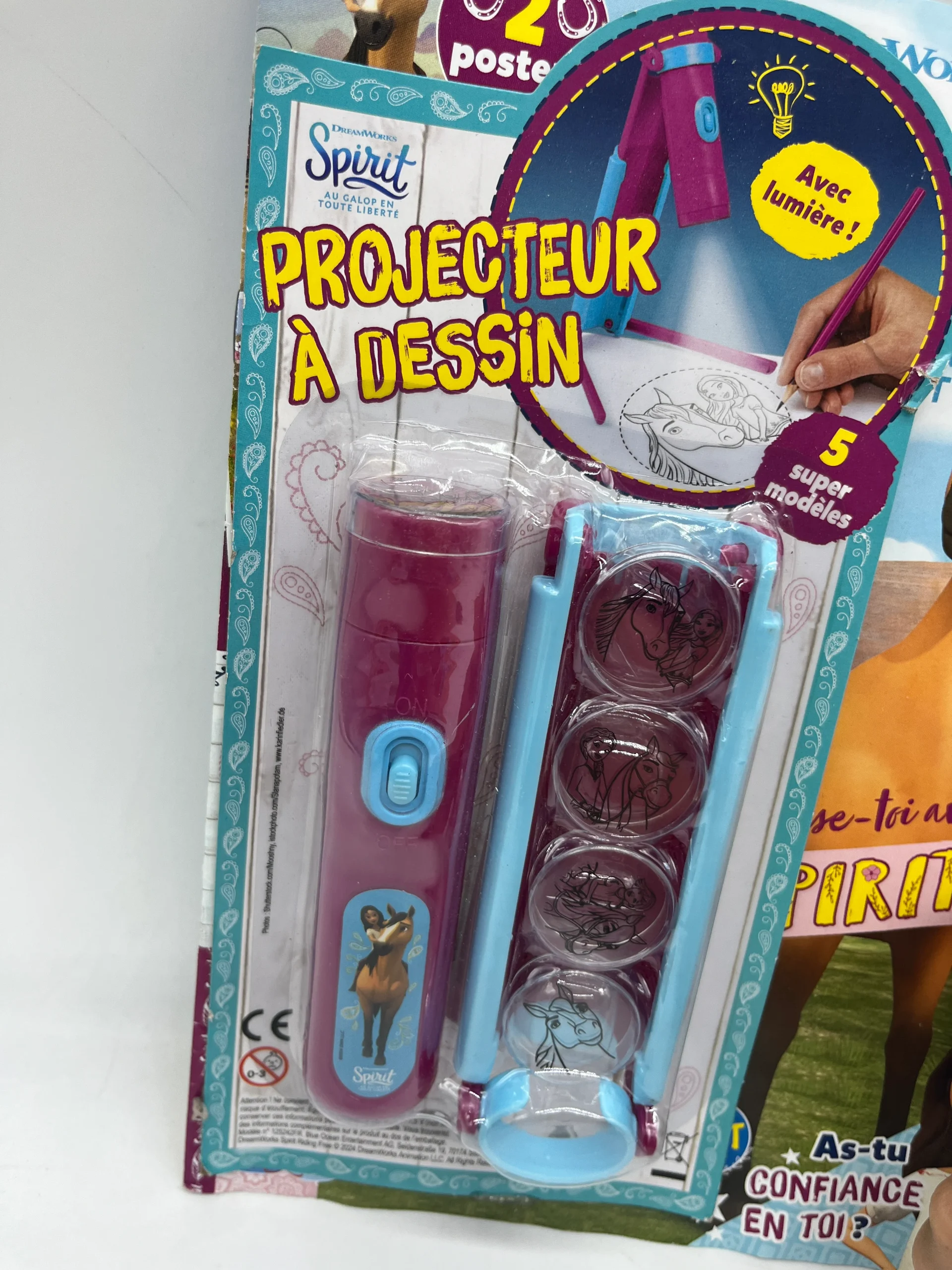 Livre d’activité Magazine Spirit avec sa lampe de dessin spécial chevaux Neuf – Image 3